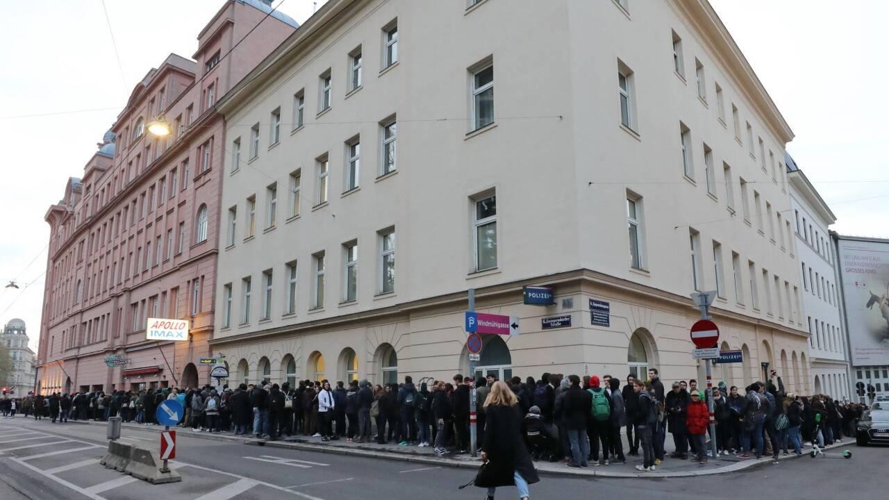 Riesenandrang vor dem Apollo Kino in Wien. 