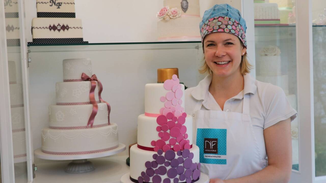 Nicola Fürle mit einer guten, alten Fondant-Torte. 