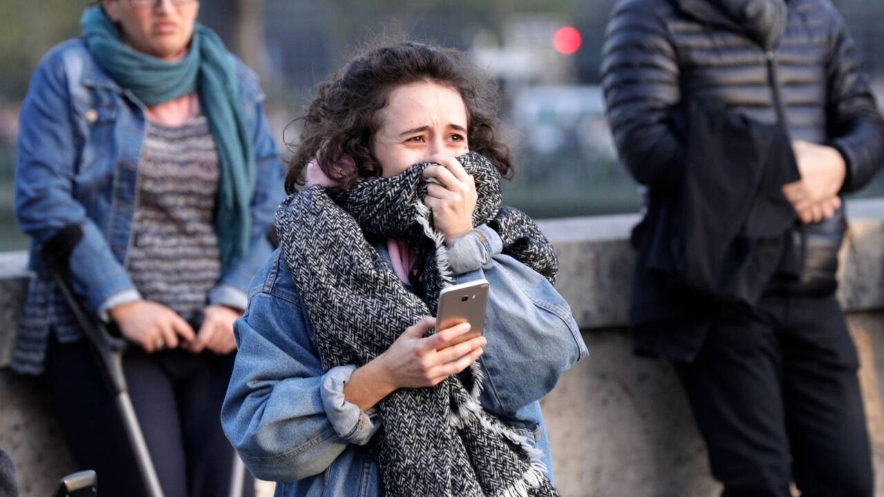 Der Tag danach: Die Bewohner von Paris sind betroffen und trauern um das Gebäude im Herzen der Stadt. 