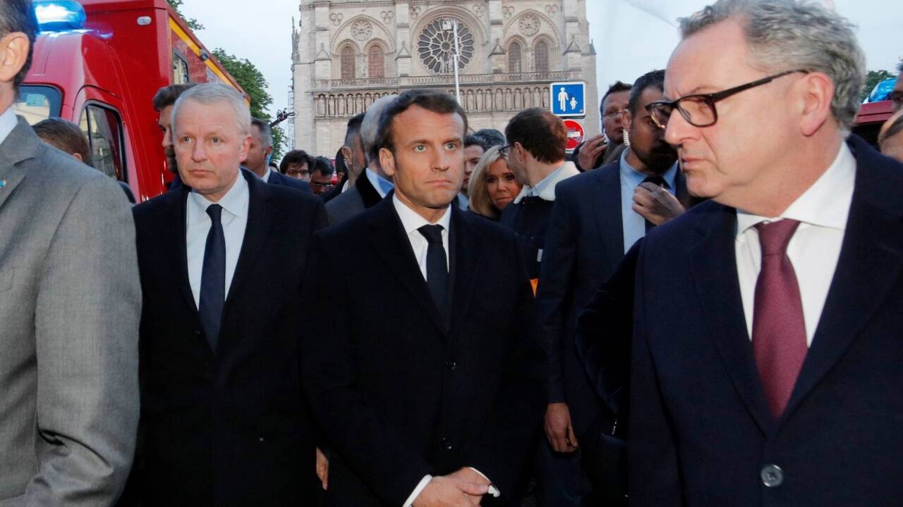Politiker am Ort des Geschehens: Premierminister Edouard Philippe (l.) und Präsident Emmanuel Macron (M.) vor der Kathedrale Notre Dame. 