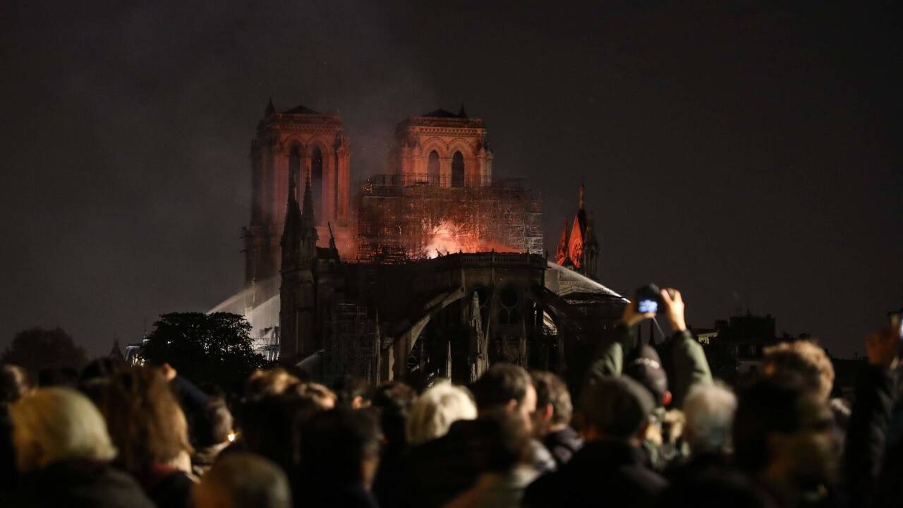 Die Flammen brachten den 93 Meter hohen Dachreiter aus dem 19. Jahrhundert zum Einsturz und zerstörten weite Teile des Dachstuhls. 