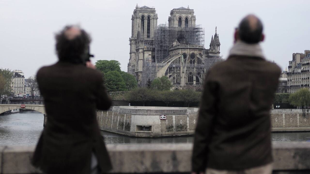 Der Tag danach: Die Bewohner von Paris sind betroffen und trauern um das Gebäude im Herzen der Stadt. 
