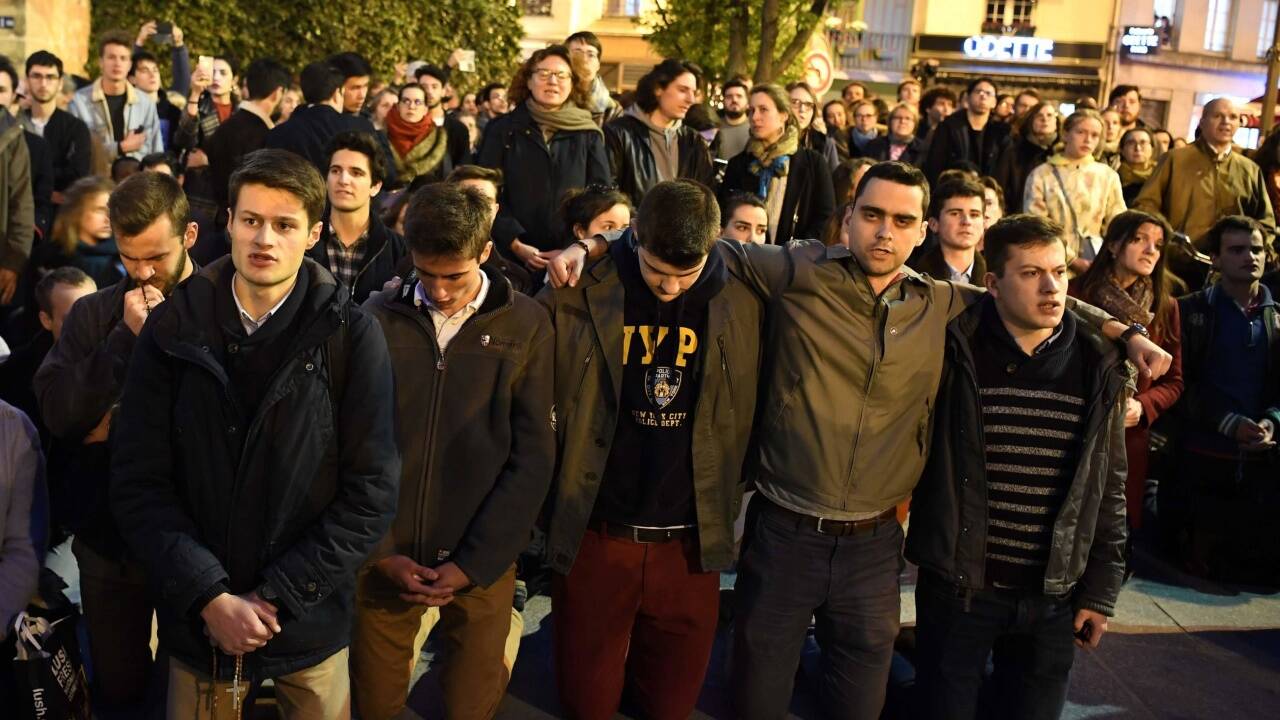 Der Tag danach: Die Bewohner von Paris sind betroffen und trauern um das Gebäude im Herzen der Stadt. 