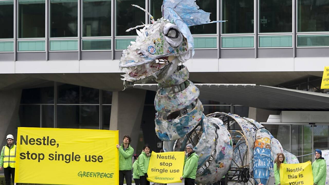 Monster aus gesammeltem Müll vor Nestle-Zentrale 