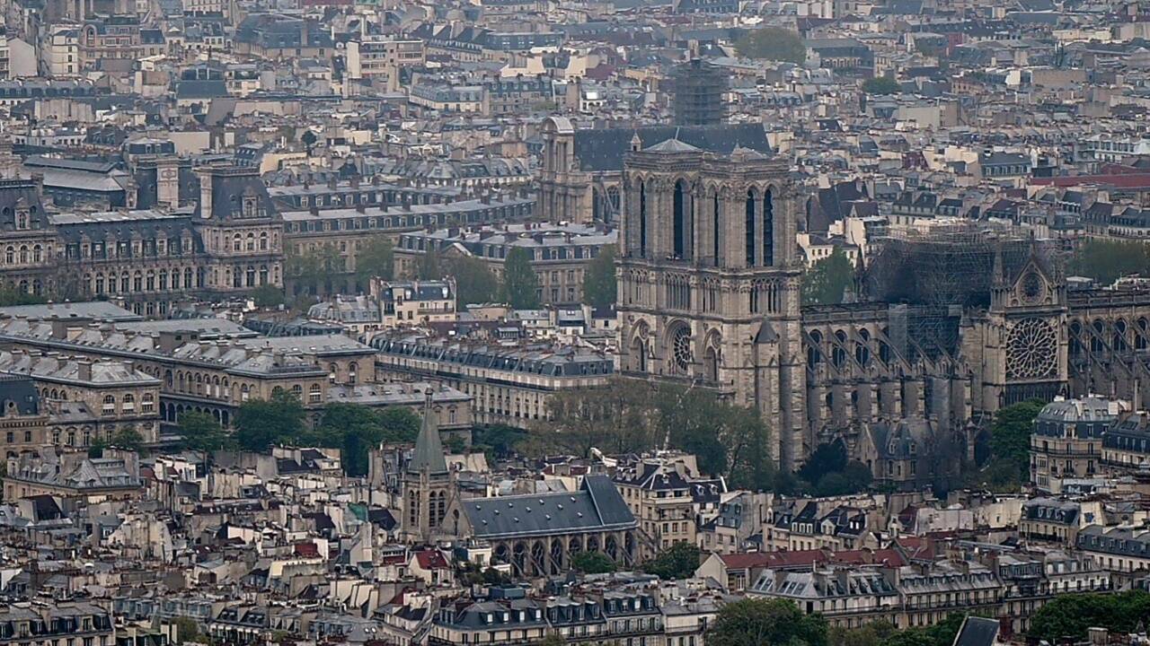 Notre Dame einen Tag nach dem verheerenden Brand. 
