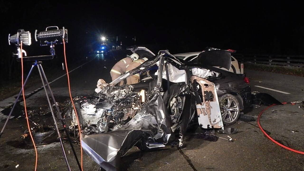 Den Einsatzkräften bot sich nach dem Unfall auf der B 311 ein Bild des Grauens.  