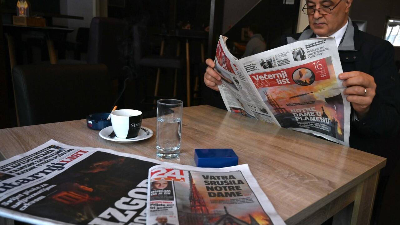 Die Zeitungen sind voller Meldungen über das Drama von Paris. 