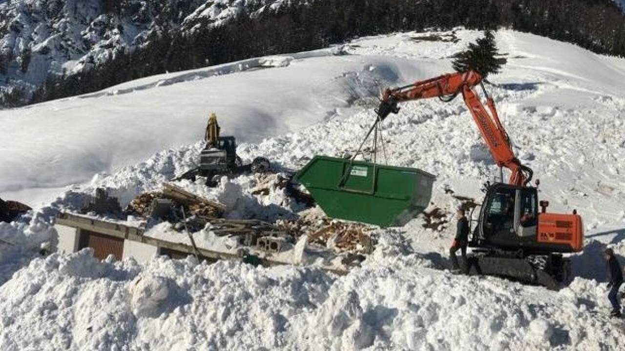Dieses landwirtschaftliche Nebengebäude in St. Martin wurde von einer Gleitschneelawine zerdrückt.  Dieses landwirtschaftliche Nebengebäude in St. Martin wurde von einer Gleitschneelawine zerdrückt.