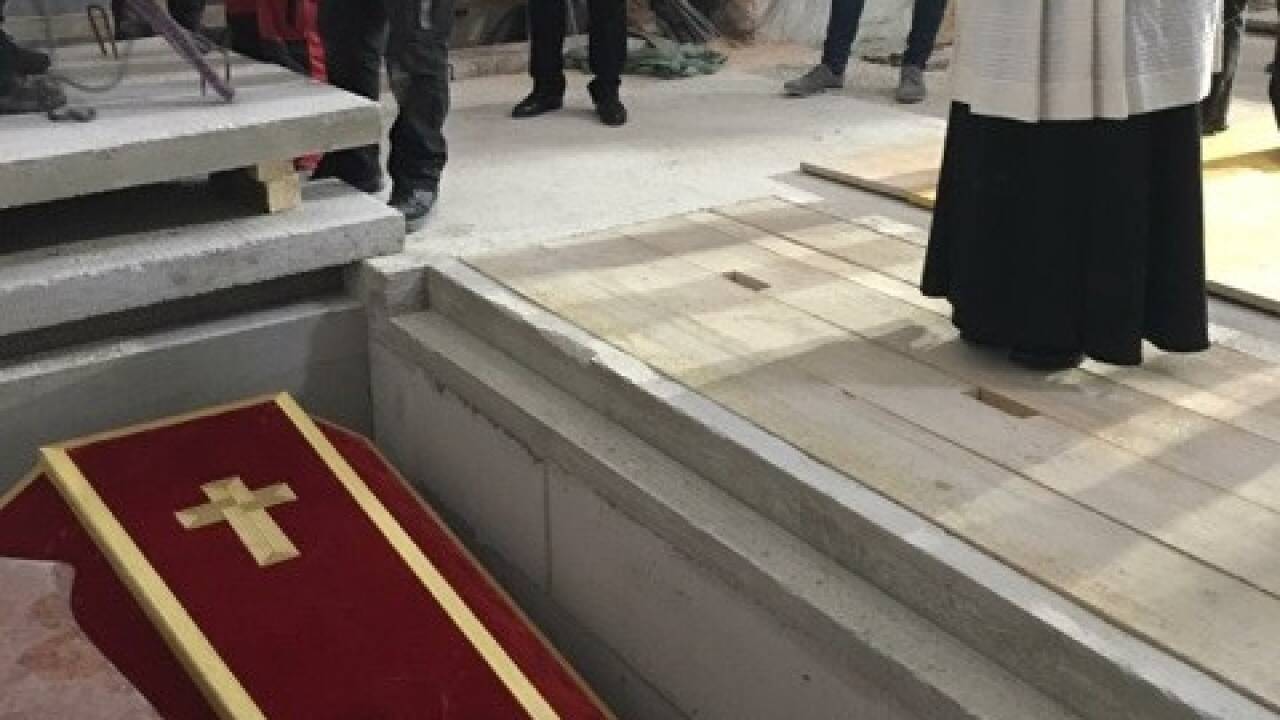 Am 4. April wurde der Sarkophag in St. Peter beigesetzt. Erzabt Korbinian Birnbacher sprach die Gebete. Am 4. April wurde der Sarkophag in St. Peter beigesetzt. Erzabt Korbinian Birnbacher sprach die Gebete.
