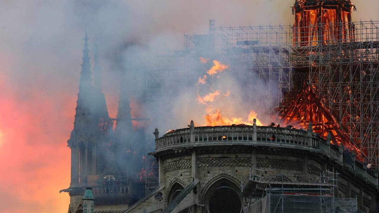 Feuer auf Notre Dame. 