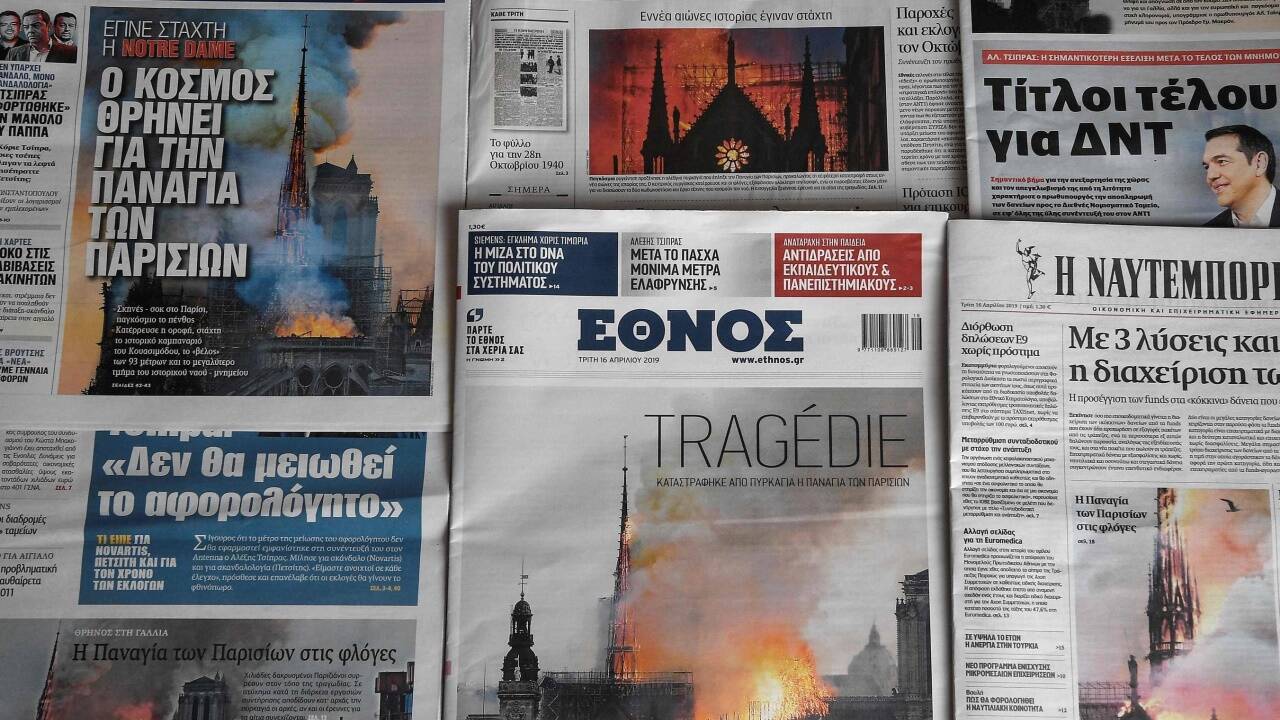 Die Zeitungen sind voller Meldungen über das Drama von Paris. 