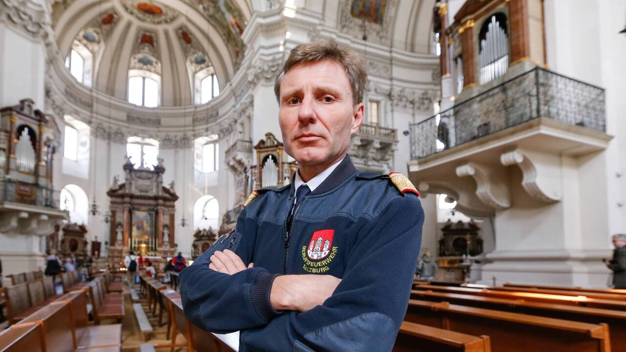 Branddirektor Reinhold Ortler von der Salzburger Berufsfeuerwehr im Dom.  