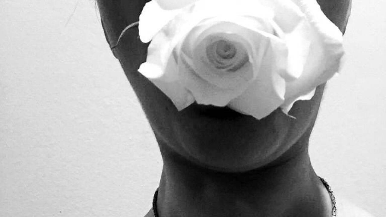 Mehraneh Atashi: „A Flower“. Mehraneh Atashi: „A Flower“.