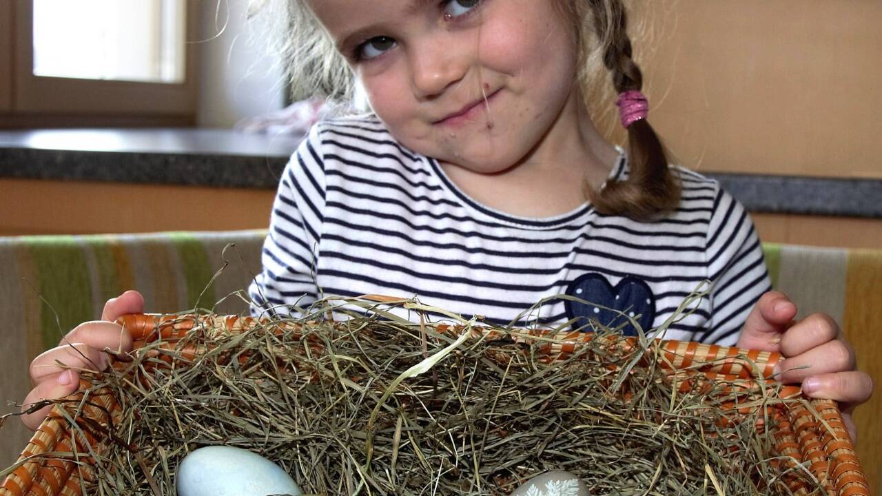 Klara mit den fertigen Ostereiern im Hause Lüftenegger. Klara mit den fertigen Ostereiern im Hause Lüftenegger.