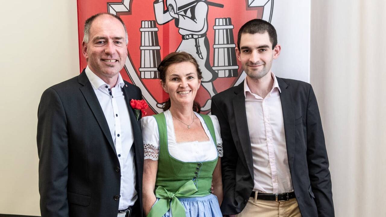 Der neue Bürgermeister Alexander Stangassinger mit Gattin Claudia und Sohn Stefan. Der neue Bürgermeister Alexander Stangassinger mit Gattin Claudia und Sohn Stefan.