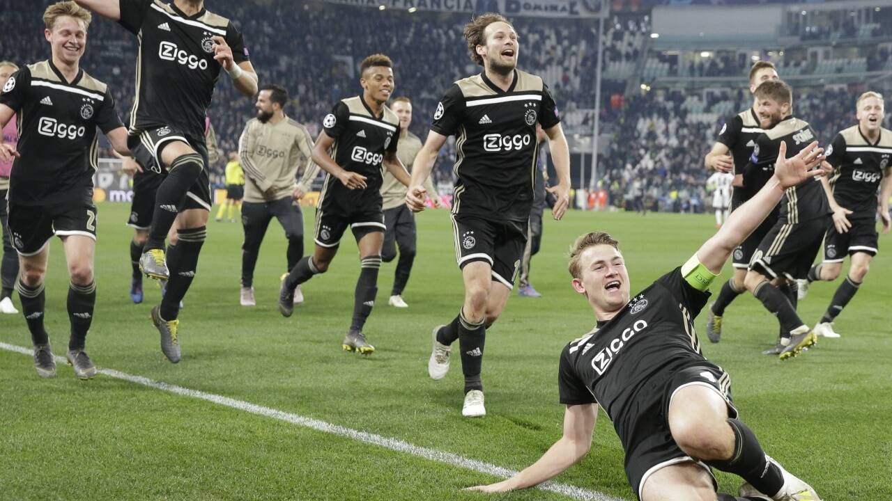 Angeführt vom 19-jährigen Kapitän Matthijs de Ligt, stürm t Ajax Amsterdam zurück an die europäische Spitze. Angeführt vom 19-jährigen Kapitän Matthijs de Ligt, stürm t Ajax Amsterdam zurück an die europäische Spitze.