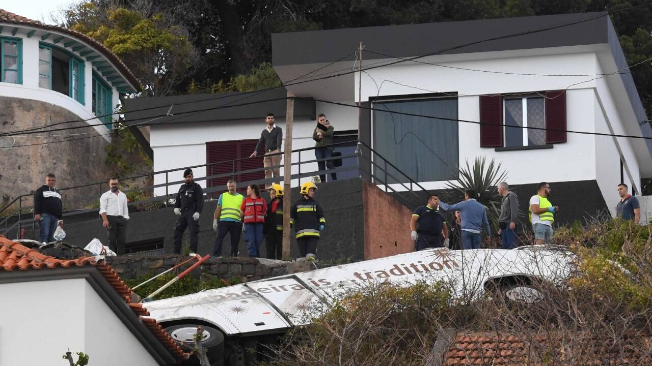 Ein Bus, mit dem die Urlauber auf der portugiesischen Ferieninsel unterwegs waren, stürzte am frühen Mittwochabend eine Böschung hinunter auf ein Haus. 29 Menschen kamen dabei ums Leben. Ein Bus, mit dem die Urlauber auf der portugiesischen Ferieninsel unterwegs waren, stürzte am frühen Mittwochabend eine Böschung hinunter auf ein Haus. 29 Menschen kamen dabei ums Leben.