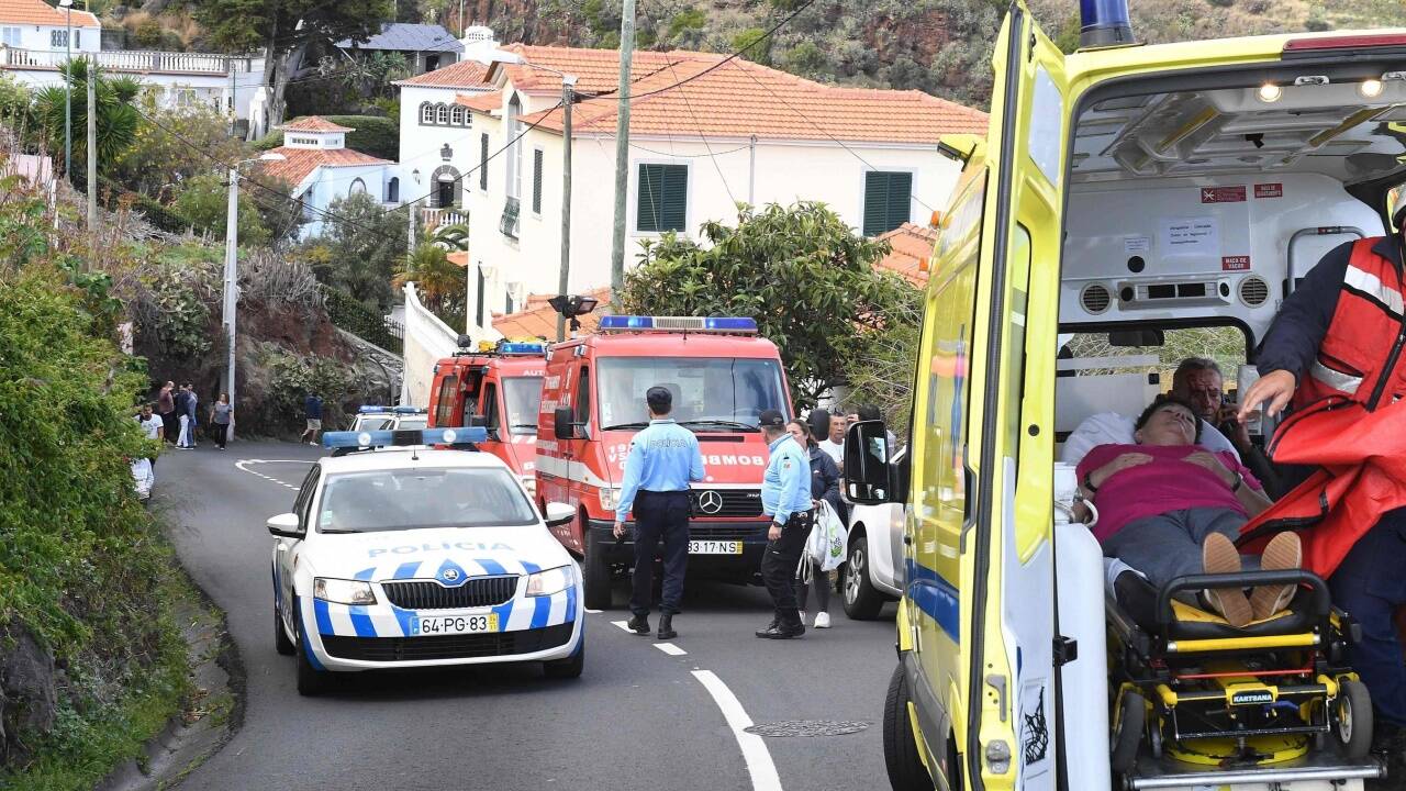 Zwei Dutzend Rettungswagen waren im Einsatz, die Polizei riegelte den Unglücksort weiträumig ab. Zwei Dutzend Rettungswagen waren im Einsatz, die Polizei riegelte den Unglücksort weiträumig ab.