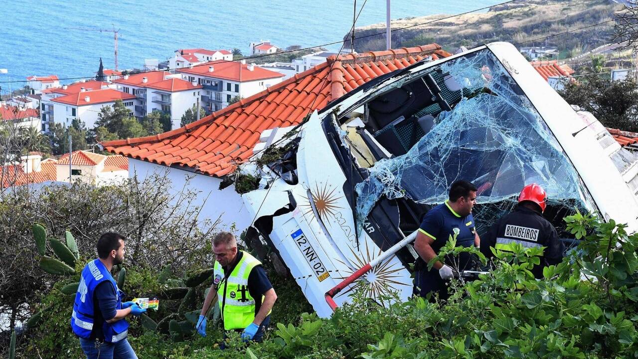 Die Nachrichtenagentur Lusa berichtete von insgesamt 57 Passagieren an Bord. 27 von ihnen seien unterschiedlich schwer verletzt worden, hieß es. Die Nachrichtenagentur Lusa berichtete von insgesamt 57 Passagieren an Bord. 27 von ihnen seien unterschiedlich schwer verletzt worden, hieß es.