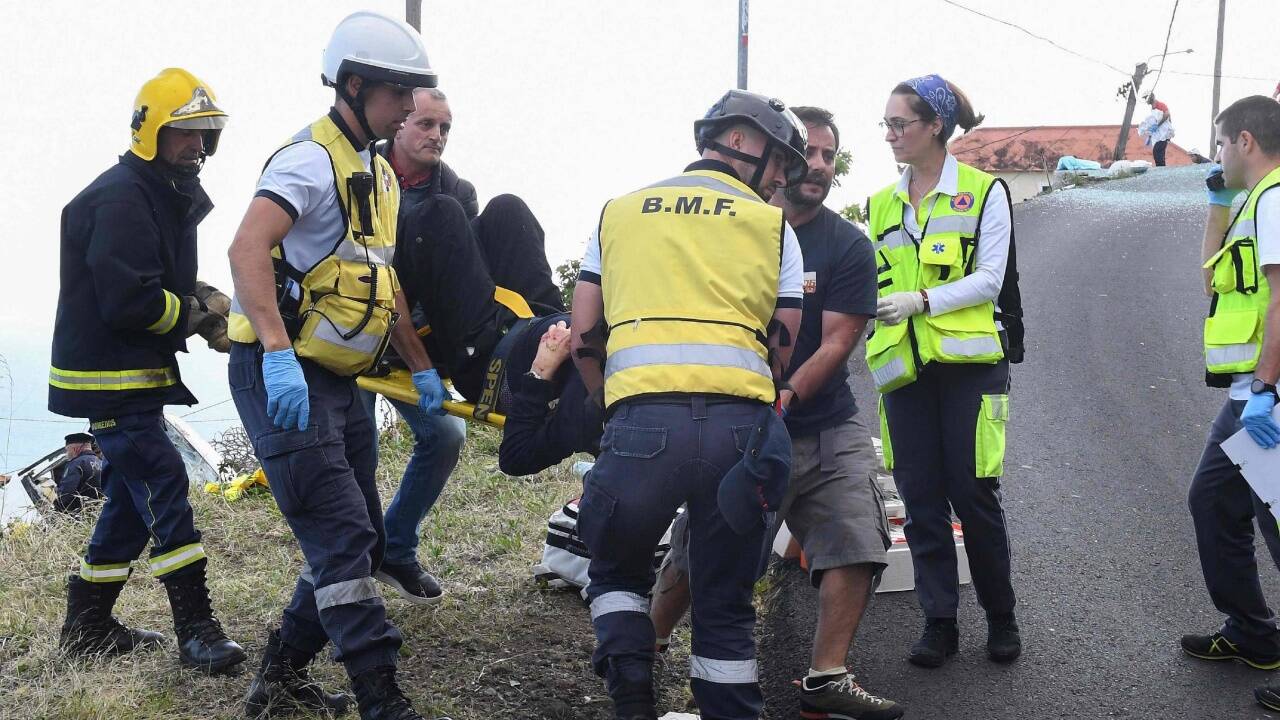 Der Busfahrer und der Reiseleiter – beides Portugiesen – hätten verletzt überlebt, so Bürgermeister Sousa. Der Busfahrer und der Reiseleiter – beides Portugiesen – hätten verletzt überlebt, so Bürgermeister Sousa.