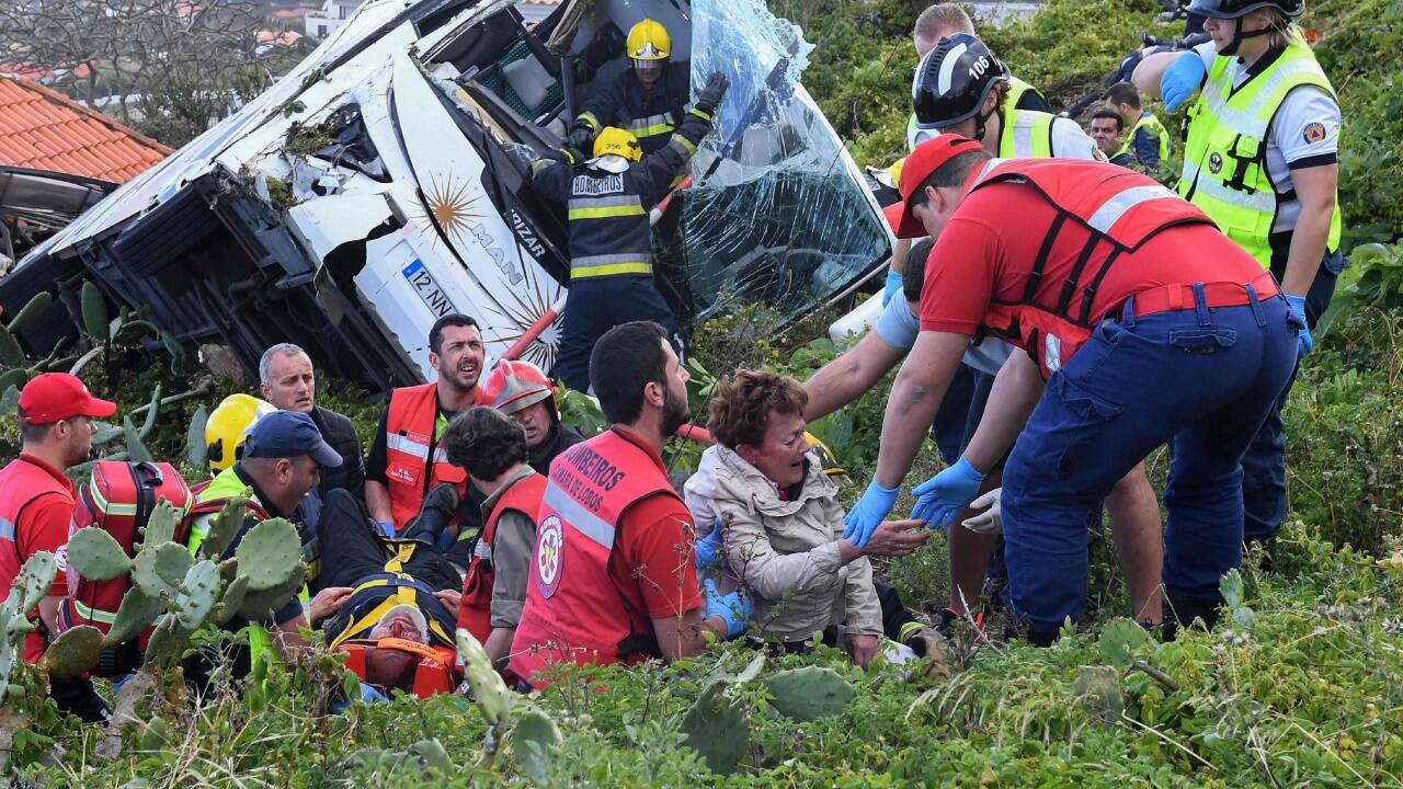 Der Fahrer hatte offenbar in einer Kurve die Kontrolle über den Bus verloren, der daraufhin einen Abhang hinunter in ein Wohnviertel stürzte. Der Fahrer hatte offenbar in einer Kurve die Kontrolle über den Bus verloren, der daraufhin einen Abhang hinunter in ein Wohnviertel stürzte.