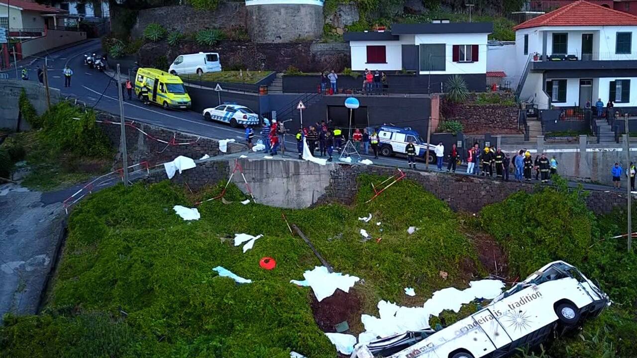 Der Reisebus auf Madeira schleuderte gegen ein Haus. 29 Tote sind zu beklagen. 