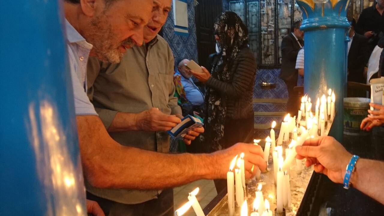 Im Gotteshaus werden Kerzen angezündet.  Im Gotteshaus werden Kerzen angezündet.