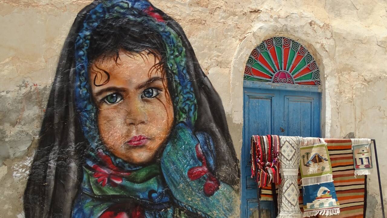 Wandmalereien als Blickfang: „Djerbahood“ heißt das Open-Air-Galerieprojekt in Hara Seghira.  Wandmalereien als Blickfang: „Djerbahood“ heißt das Open-Air-Galerieprojekt in Hara Seghira.