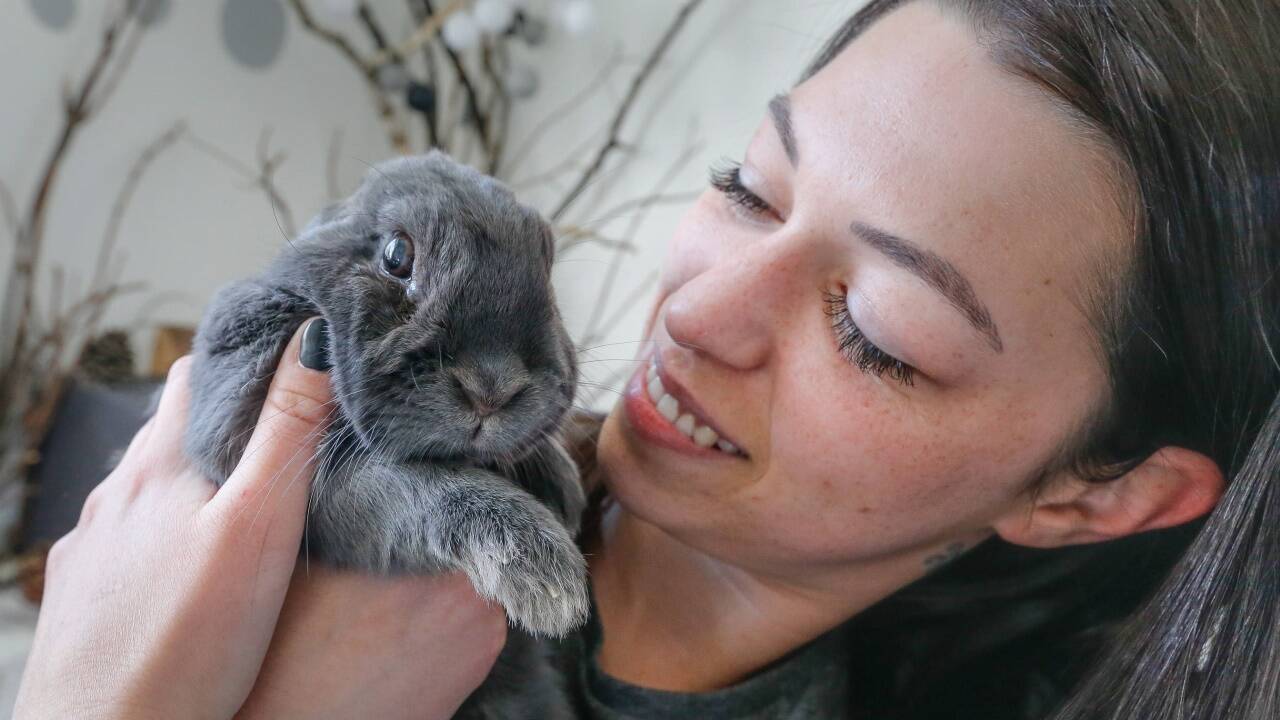 Nicole Kurz-Thurn-Goldenstein mit ihrem Liebling Gizmo. 