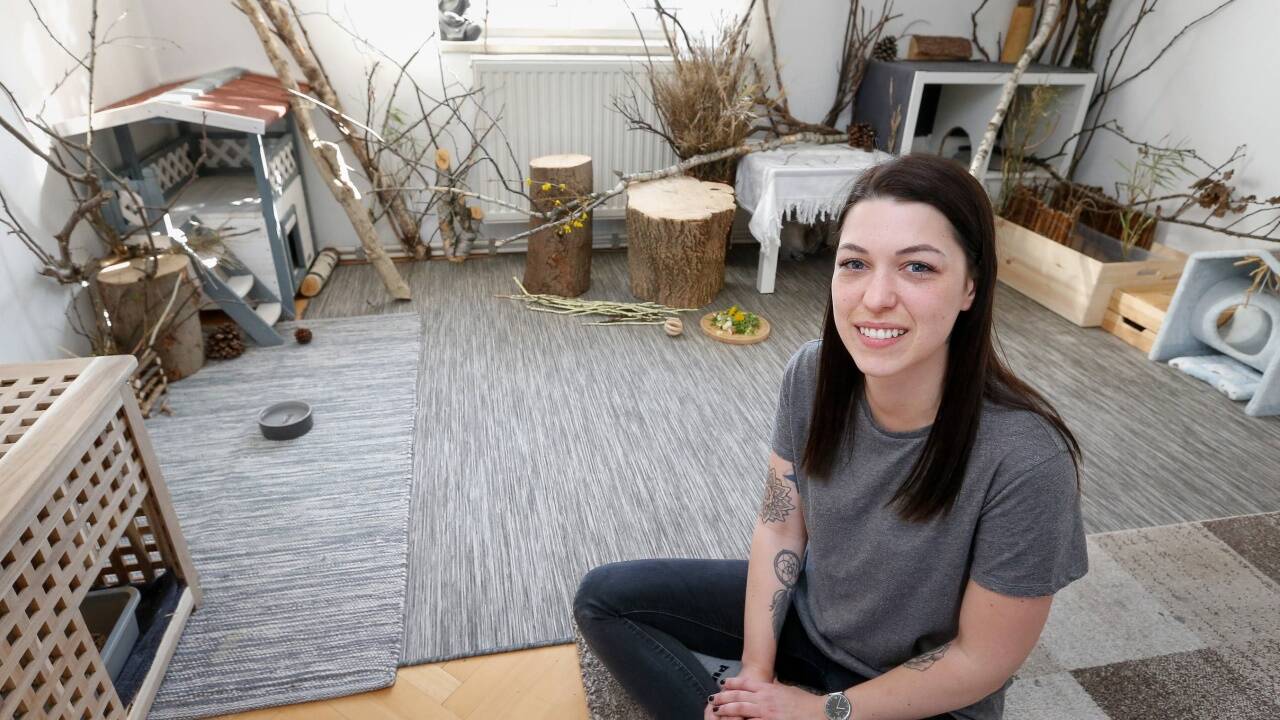 Mit einfachen Möbeln und jeder Menge Material aus der Natur hat Nicole Kurz-Thurn-Goldenstein ihren beiden Kaninchen ein kleines Paradies geschaffen. Zu finden sind dort frische Ästen und Zweige, eine Kiste mit Spezialsand zum Graben und Buddeln, Bambus zum Knabbern und jede Menge Rückzugsorte. In einer Kiste (links vorne) ist die Kaninchentoilette untergebracht.  