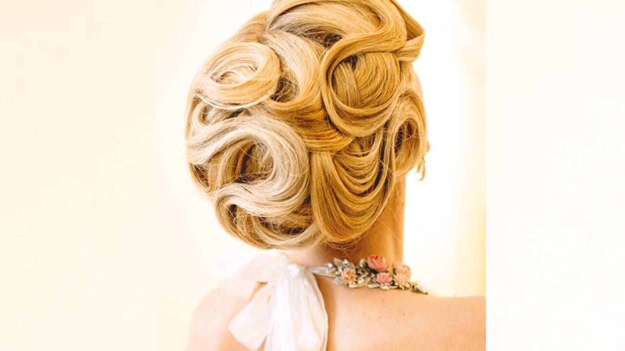 Feminin-elegante Hochsteckfrisuren sind äußerst beliebt.  