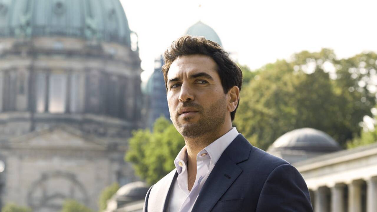 Elyas M’Barek als Anwalt. Elyas M’Barek als Anwalt.