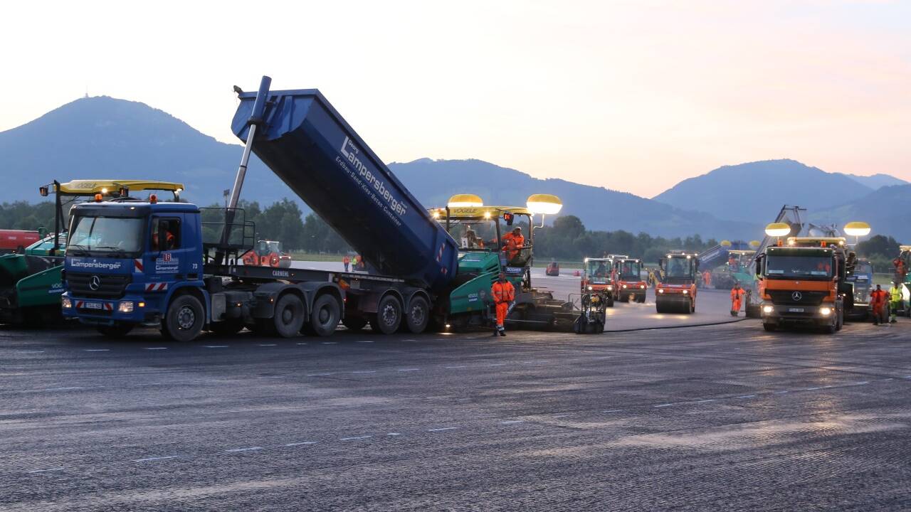 Ein Bild von der Rollwegsanierung im Jahr 2014. Jetzt wird die gane Piste neu gebaut. 
