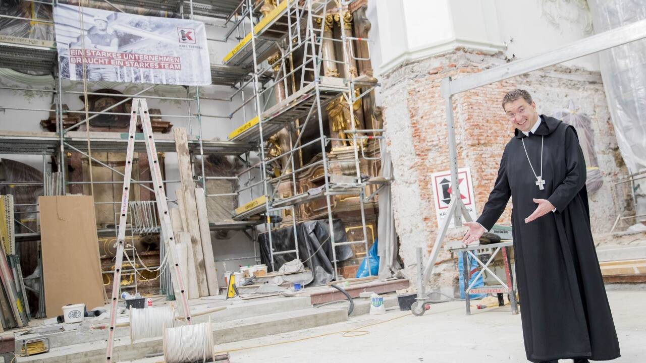 Im Altarraum hat seit dieser Woche ein neuer Boden eingezogen. Durch eine runde Öffnung in der Mitte fällt Licht in die Krypta mit einer Apsis aus dem 9. Jahrhundert.   Im Altarraum hat seit dieser Woche ein neuer Boden eingezogen. Durch eine runde Öffnung in der Mitte fällt Licht in die Krypta mit einer Apsis aus dem 9. Jahrhundert.