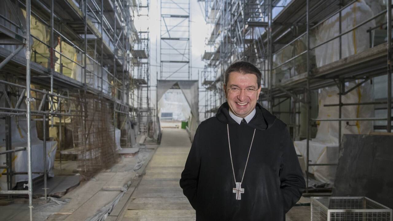 Erzabt Korbinian im eingerüsteten Hauptschiff der Stiftskirche   Erzabt Korbinian im eingerüsteten Hauptschiff der Stiftskirche