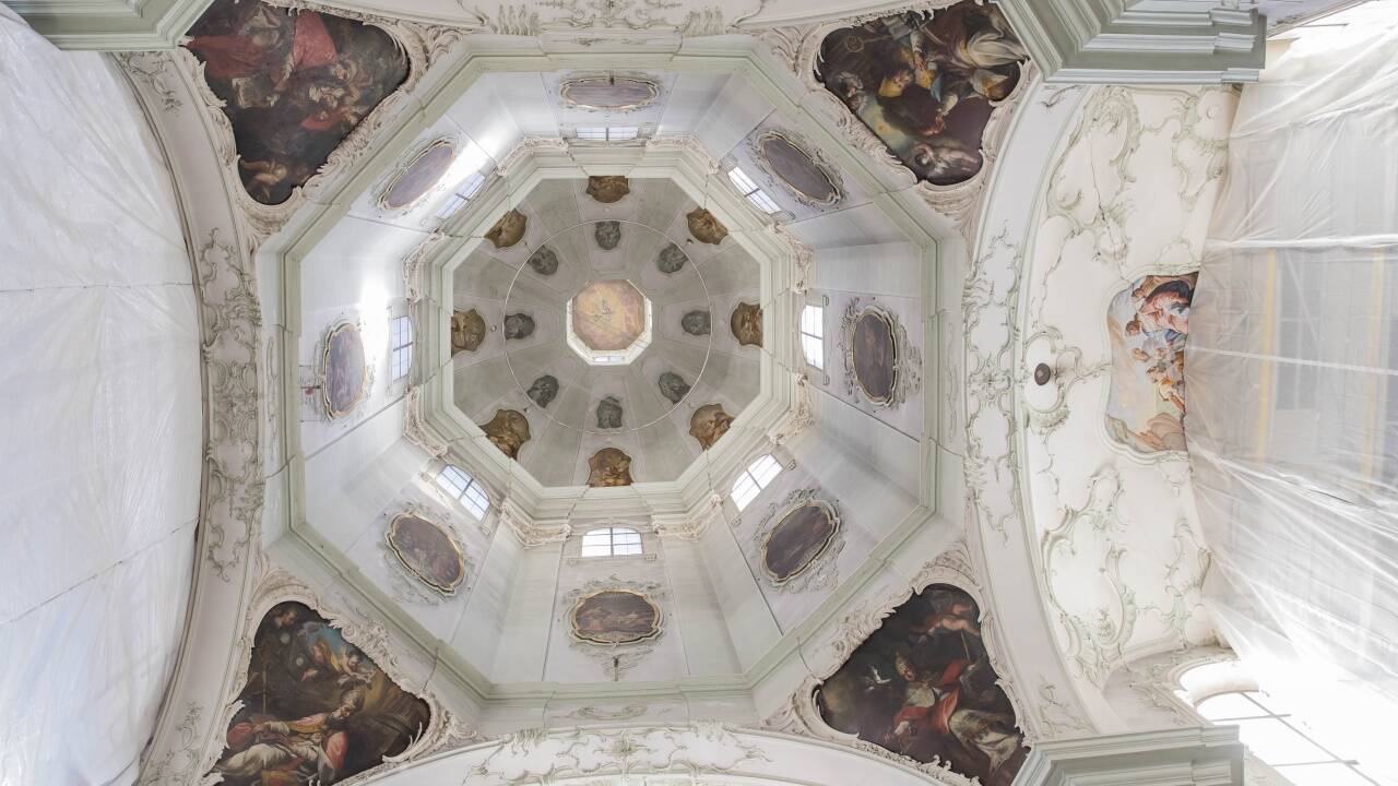 Letzter Blick in die Kuppel über dem Altarraum, bevor gleich nach Ostern das Baugerüst aufgestellt wird.   Letzter Blick in die Kuppel über dem Altarraum, bevor gleich nach Ostern das Baugerüst aufgestellt wird.