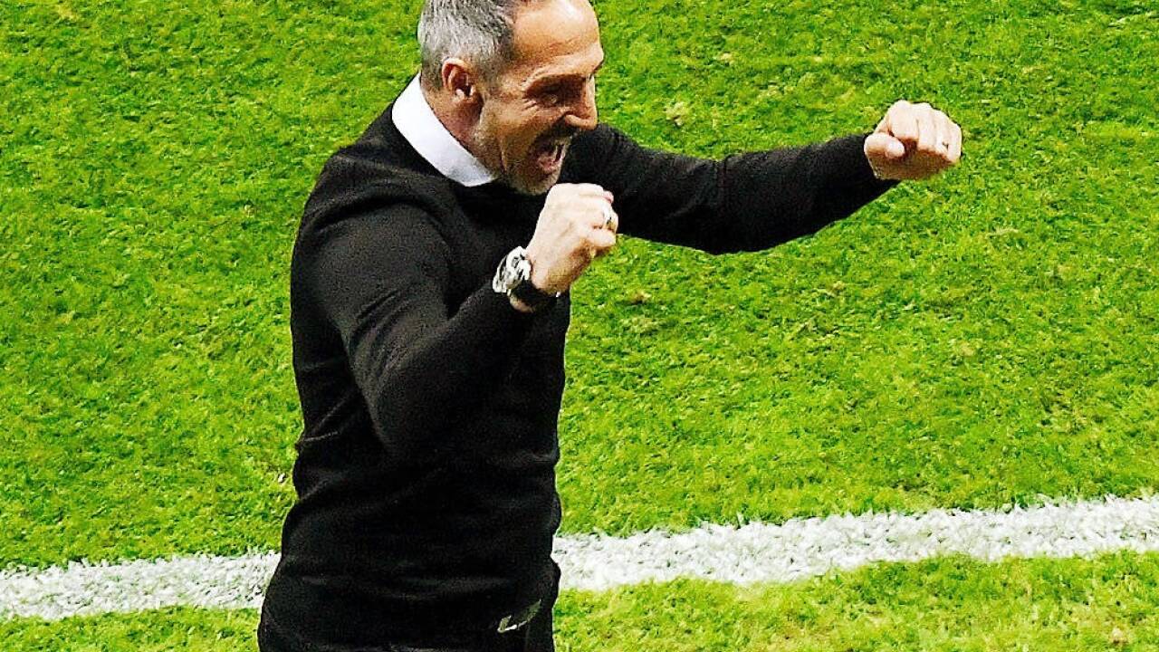 Frankfurt-Trainer Adi Hütter jubelt vor den eigenen Fans über den Einzug ins Halbfinale der Europa League.   Frankfurt-Trainer Adi Hütter jubelt vor den eigenen Fans über den Einzug ins Halbfinale der Europa League.