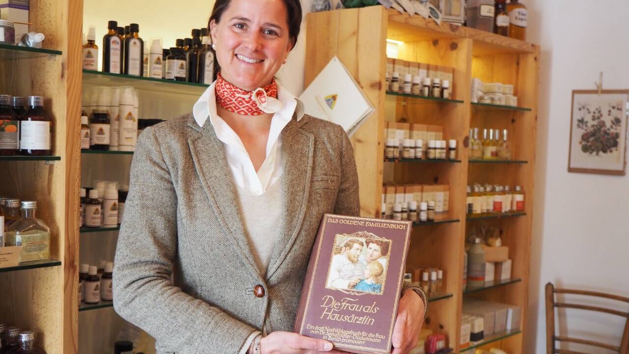 Apothekerin Christina Hofer-Dückelmann hat sich mit dem Geschäft Botanicus ihr eigenes Reich der Pflanzen geschaffen. Schon eine Vorfahrin schrieb um 1900 über pflanzliche Heilkräfte.  Apothekerin Christina Hofer-Dückelmann hat sich mit dem Geschäft Botanicus ihr eigenes Reich der Pflanzen geschaffen. Schon eine Vorfahrin schrieb um 1900 über pflanzliche Heilkräfte.