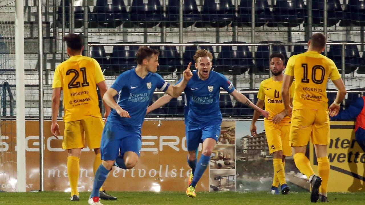 Robert Völkl (2. v. l.) jubelte gegen Bischofshofen doppelt.   Robert Völkl (2. v. l.) jubelte gegen Bischofshofen doppelt.