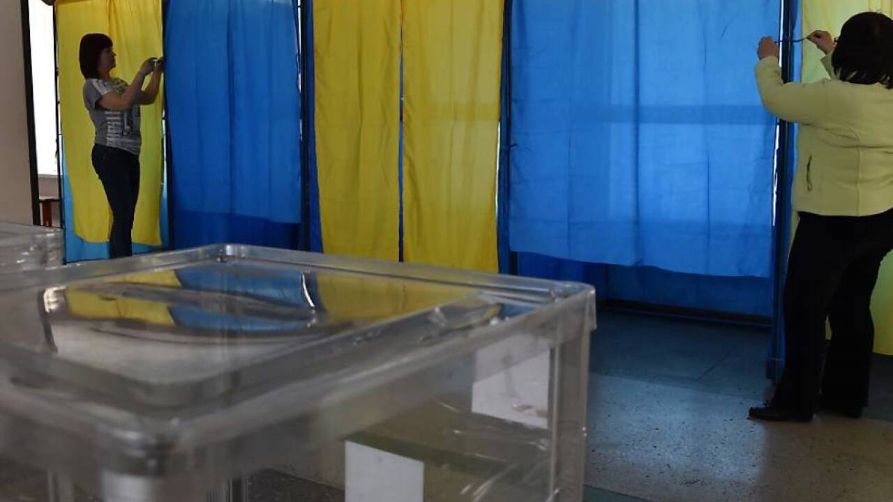 Letzte Vorbereitungen in einem Wahllokal in Kiew  Letzte Vorbereitungen in einem Wahllokal in Kiew