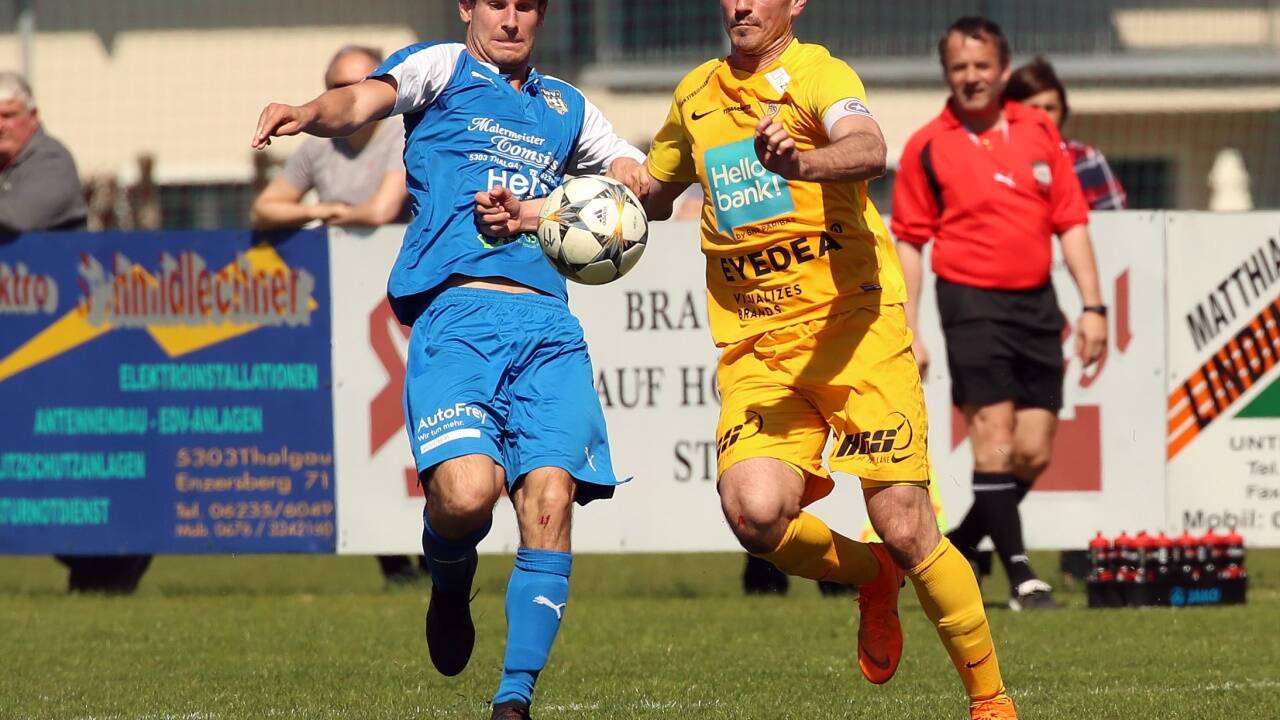 SAK-Kapitän Robert Strobl (rechts) erzielte in Thalgau das 3:0.  SAK-Kapitän Robert Strobl (rechts) erzielte in Thalgau das 3:0.