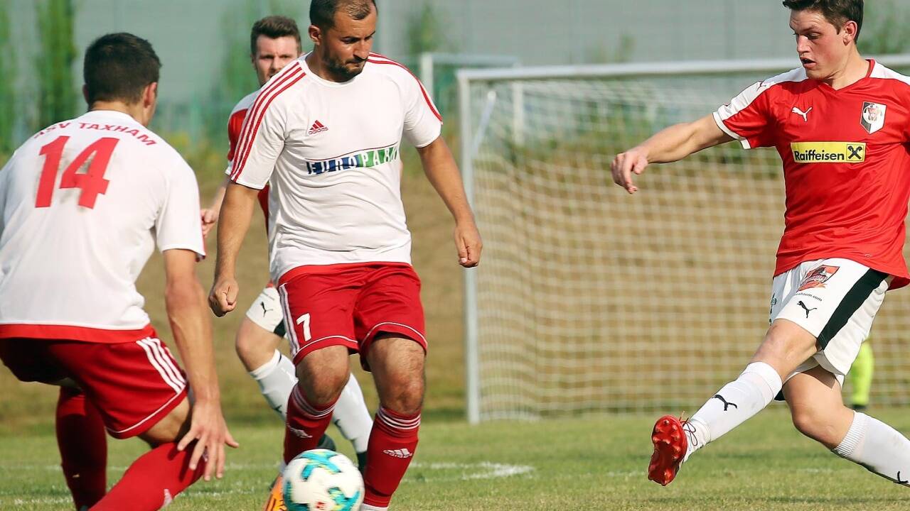 Zu Ostern nicht im Einsatz: Taxham-Topscorer Beniamin Tescu (Mitte). Zu Ostern nicht im Einsatz: Taxham-Topscorer Beniamin Tescu (Mitte).