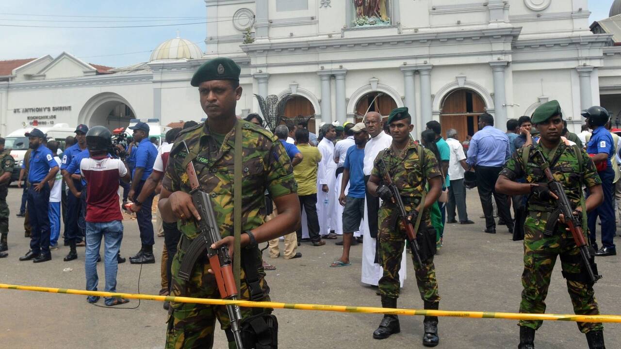 Soldaten vor der Antonius-Kirche in Colombo nach dem Anschlag.   Soldaten vor der Antonius-Kirche in Colombo nach dem Anschlag.