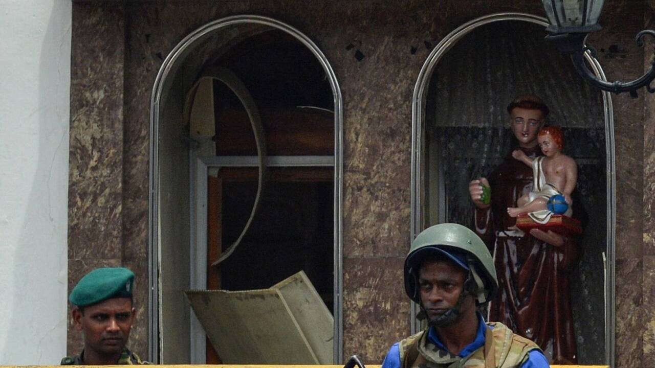 Soldaten vor der Antonius-Kirche in Colombo nach dem Anschlag.   Soldaten vor der Antonius-Kirche in Colombo nach dem Anschlag.