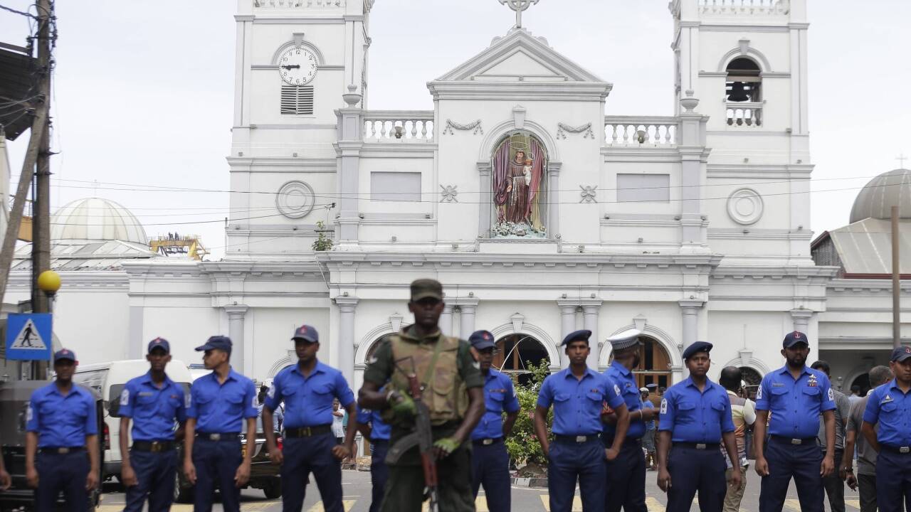 Soldaten und Polizisten vor der Antoniuskirche in Colombo nach dem Anschlag.   Soldaten und Polizisten vor der Antoniuskirche in Colombo nach dem Anschlag.