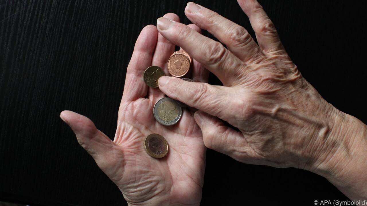 Im Alter kann das Geld knapp werden.  