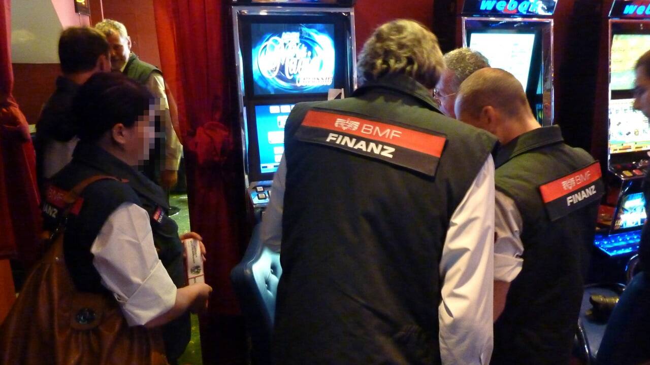Finanzpolizisten bei einer Kontrolle in der Glücksspielszene. Finanzpolizisten bei einer Kontrolle in der Glücksspielszene.