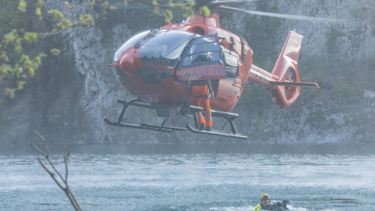 Die Einsatzkräfte wurden zu einem Badeunfall in Gumpen am Königbach-Wasserfall gerufen. Die Einsatzkräfte wurden zu einem Badeunfall in Gumpen am Königbach-Wasserfall gerufen.
