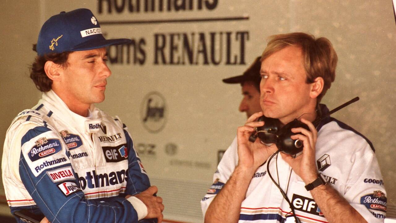Imola 1994: Ayrton Senna (mit Renningenieur David Brown) in nachdenklicher Stimmung. 