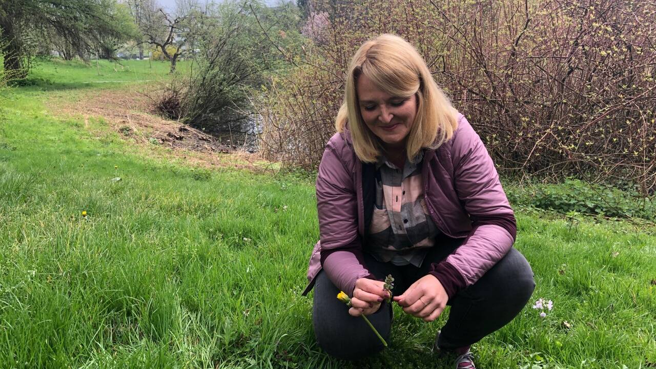 Karina Reichl bei einer Kräuterwanderung durch den Hans-Donnenberg-Park. 